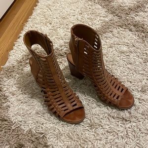 Nine West size 6.5 peep toe brown shoes